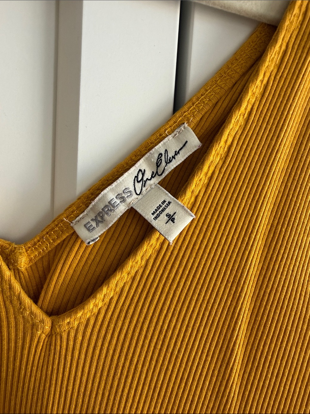 Express Mustard Ribbed V-Neck Tank - Picture 2 of 3